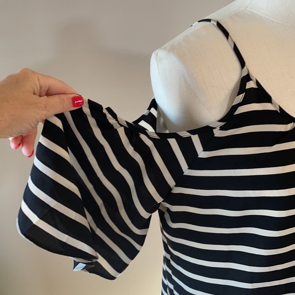FRENCH CONNECTION Women’s cold shoulder drop sleeve dress. Size L stripes bk/wt - Picture 6 of 7